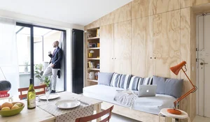 Cama convertida en sofá durante el día