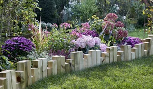 Arriate hecho con tacos de madera.