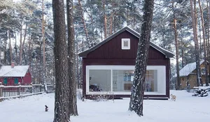 Casa de madera en la nieve