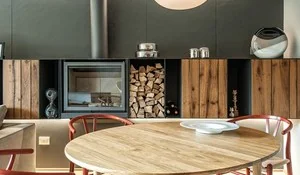 Comedor con mesa redonda de madera y sillas CH24 en color rojo