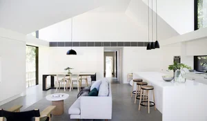 Salón, comedor y cocina de una casa minimal en blanco y negro Allen Key House en Australia de Architect Prineas
