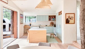 Cocina abierta al exterior, con salón y comedor integrados