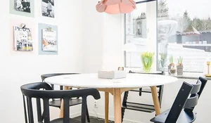 Comedor de diario en blanco y negro