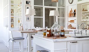 Cocina con cuarto de lavado y despensa