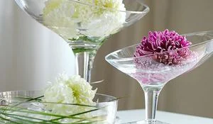 delicados-arreglos-florales-en-copas-de-cristal.jpg