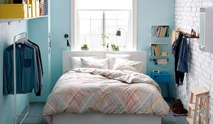 Dormitorio pequeño con zonas de almacén