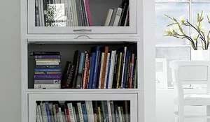 Librería con puertas de cristal pivotantes