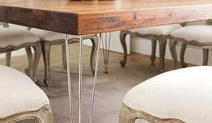 Mesa con patas metálicas