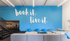 Oficinas de Uniplaces en Lisboa, entrada con pared en azul