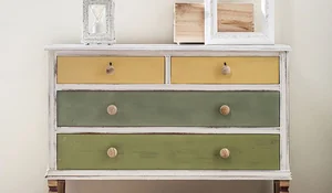 Cómoda restaurada con pintura de tiza