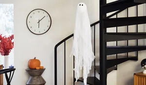 Una fantasma en la escalera