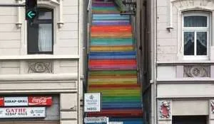 una-escalera-pintada-de-colores.jpg