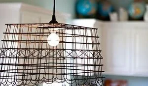 una-lampara-con-una-cesta-de-alambre.jpg