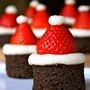 Brownies con gorritos de Santa Claus para el postre de Navidad