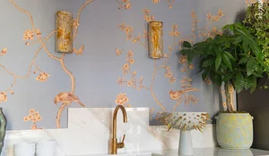 Revestimiento de la pared, un papel de seda pintado a mano con fondo azulado y motivos dorados