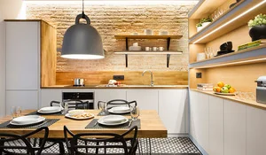 Cocina y comedor con paredes de ladrillo