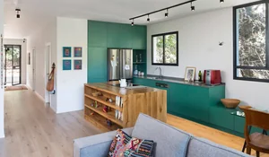 La isla de madera de roble da paso a la cocina