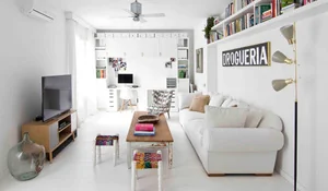 Salón de un apartamento pequeño decorado en blanco