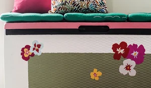 Decorar el arcón con pegatinas de flores