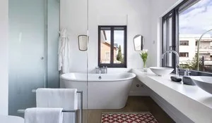 Baño moderno con ducha y bañera de Egue y Seta