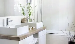 Baño con dos lavamanos 