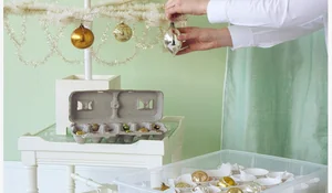 Bolas en vasos de plástico