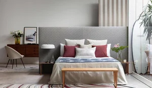 Cabecero tapizado con tela California de Pepe Peñalver que hace de separador 