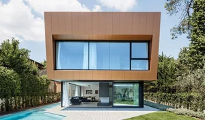 Fachada posterior con grandes ventanales