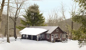 Casa en el campo de piedra y madera