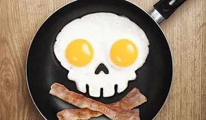 cena-de-halloween-huevos-fritos-con-bacon.jpg