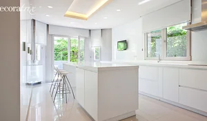 Cocina blanca de estilo minimalista de la interiorista Marisa Fuertes