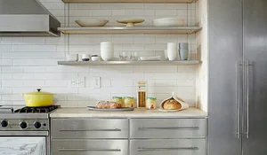 Cocina con muebles y electrodomésticos de acero inoxidable