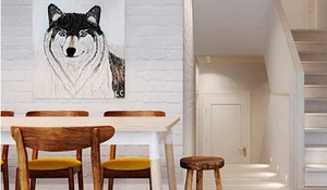 Comedor con mesa blanca y sillas de madera