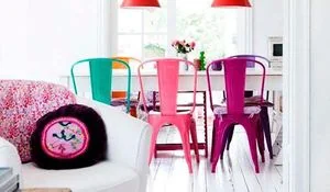 comedores-blancos-con-sillas-de-colores.jpg