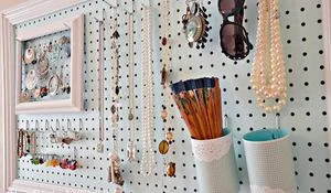 como-ordenar-collares-y-pendientes-en-la-pared.jpg