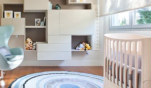 Cuarto para el bebé en tonos neutros y azules