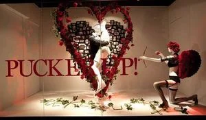 cupido-dispara-sus-flechas-en-las-tiendas-de-moda-holt-renfrew.jpg