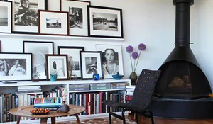 Colgar cuadros y fotos de forma decorativa