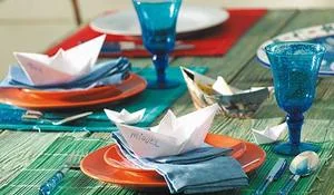 decorar-la-mesa-con-barquitos-de-papel.jpg