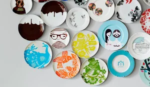 Decorara la pared con platos de distintos colores y en desorden