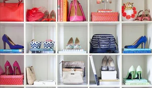 Ordenar bolsos y zapatos en una estantaría