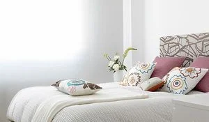 dormitorio-pequeno-decorado-en-blanco.jpg