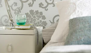 Dormitorio con papel pintado tornasolado