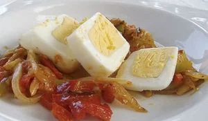 ensalada-de-pimientos-asados-con-huevo-duro.jpg