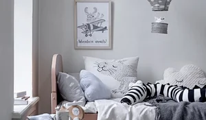 Dormitorio femenino con muebles rosas y textiles en blanco, gris y negro, de Bloomingville