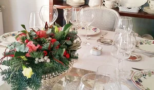 Un espectacular centro de mesa da vistosidad y colorido a la mesa.