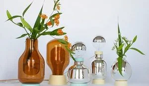lamparas-y-jarrones-como-envases-de-laboratorio.jpg