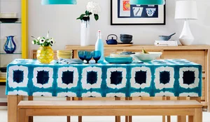 Cómo vestir la mesa con manteles teñidos