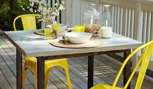 Colocar sobre las patas de la mesa