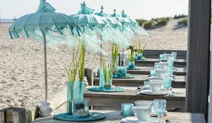 Mesa con sombrillas y vajilla azul turquesa de B-Line